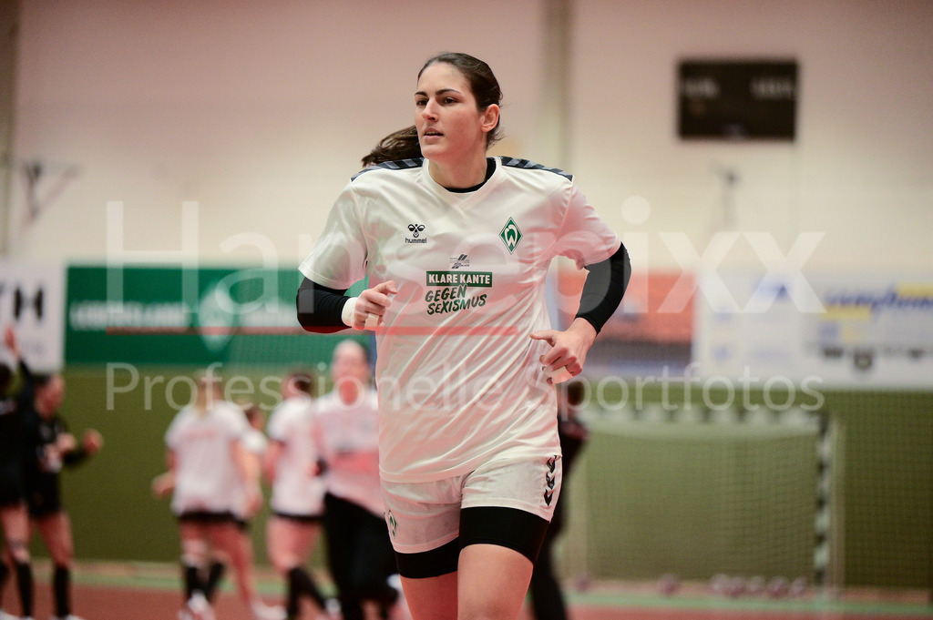 Handball, 2. Bundesliga Frauen, SV Werder Bremen - VfL Waiblingen | v.li.: Anna Lena Bergmann (SV Werder Bremen, 25) beim Aufwärmen