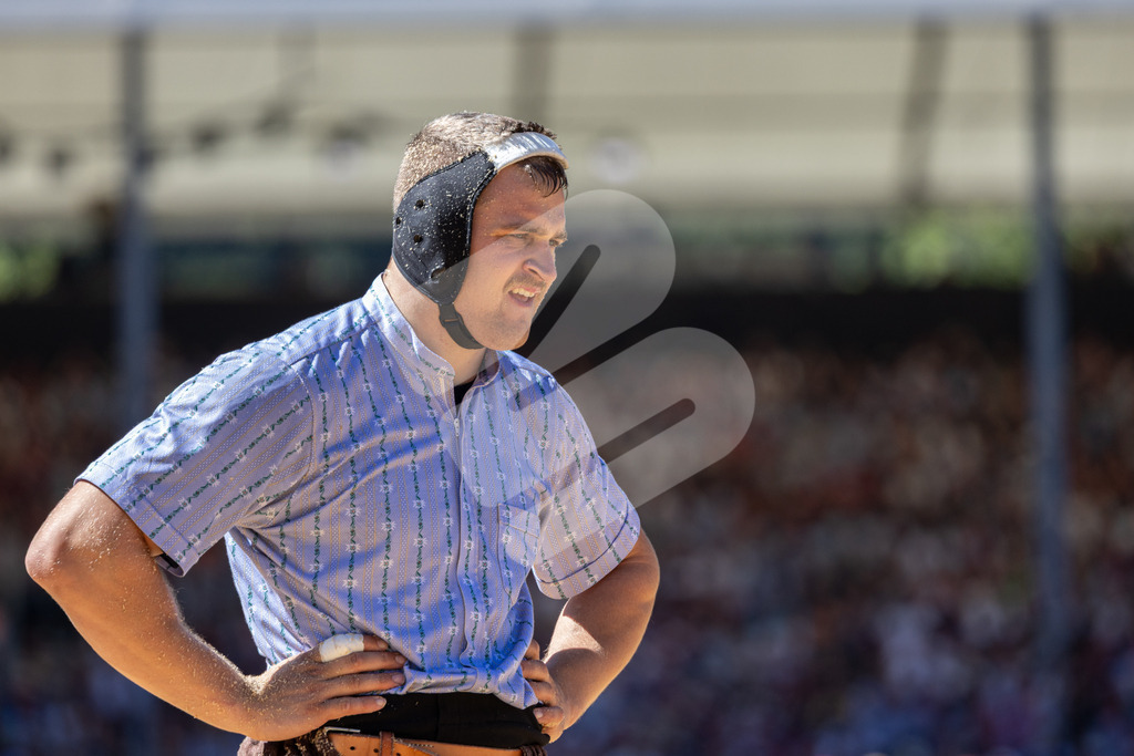 ESAF2025_07Gang_6821 | Die Schwinger des Schwyzer Kantonalen Schwingerverbandes: Fotos, die Dynamik und Leidenschaft festhalten, sowie emotionale Momente aus dem traditionellen Schwingsport zeigen. - Realisiert mit Pictrs.com