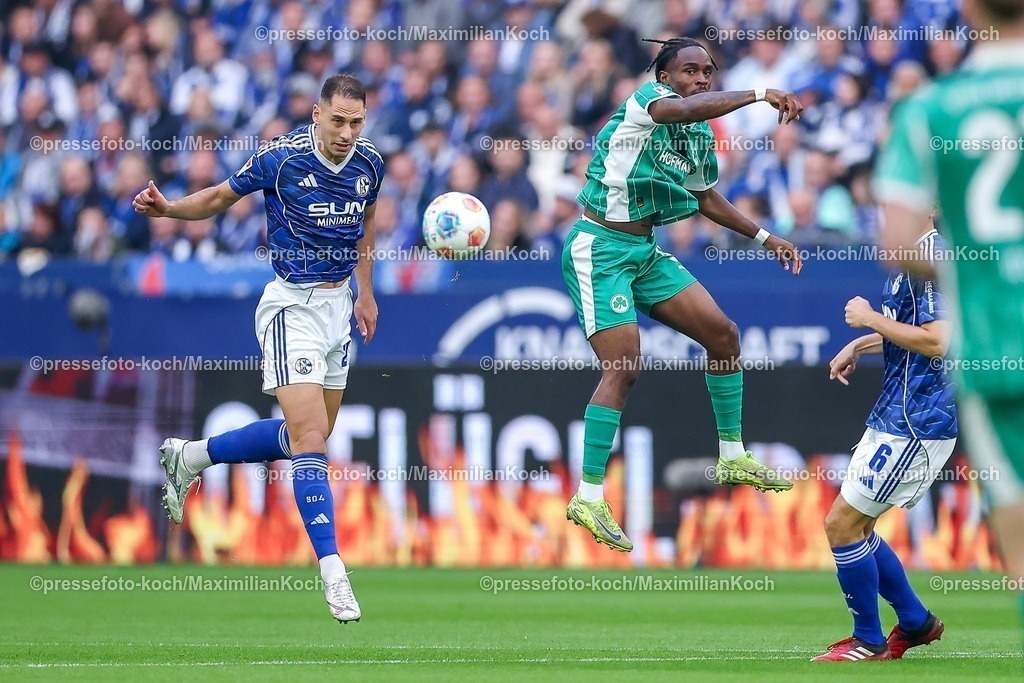 S0426092501066 | 25.09.2025, Fußball, FC Schalke 04 - SpVgg Greuther Fürth, 7.Spieltag, 2. Fußball Bundesliga, Veltins-Arena Gelsenkirchen, Saison 2025 2026: Felipe Sanchez&nbsp;(Schalke04 #02) im Zweikampf gegen  Noel Futkeu&nbsp;(Greuther Fürth #09) Kopfball KopfballduellDFB regulations prohibit any use of photographs as image sequences and or quasi-video.