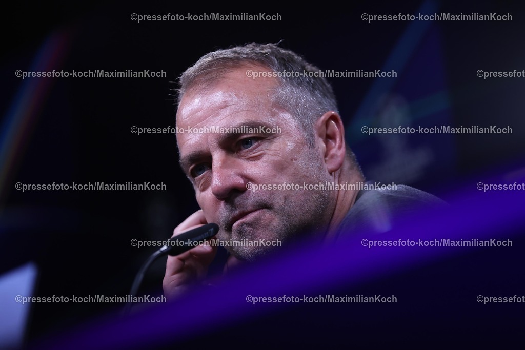 UCL1504251108 | 15.04.2025, Fußball, UEFA Champions League, Borussia Dortmund - FC Barcelona, BVB Stadion, Viertelfinale, Saison 2024 2025: Die Trainer bei der Pressekonferenz nach dem Spiel. Cheftrainer Hansi Flick (FC Barcelona #hc) Regulations prohibit any use of photographs as image sequences and or quasi-video.