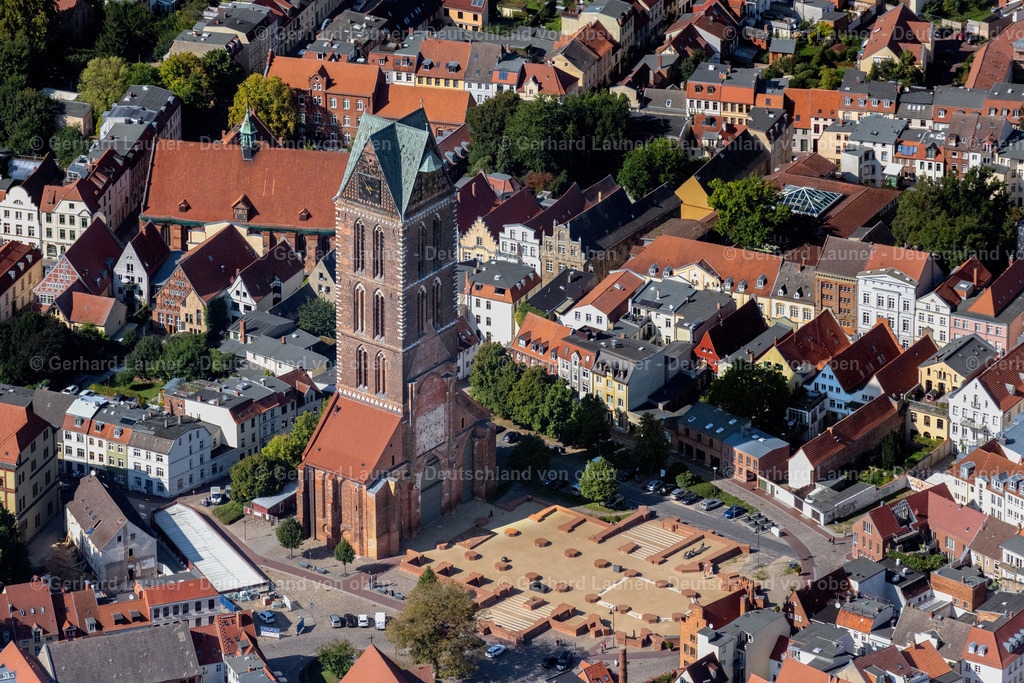 4062181 | WISMAR 08.09.2021 Ruine des Kirchengebäude der " St. Marien " in Wismar im Bundesland Mecklenburg-Vorpommern, Deutschland. Weiterführende Informationen bei: Hansestadt Wismar. // Ruins of church building " St. Marien " in Wismar in the state Mecklenburg - Western Pomerania, Germany. Further information at: Hansestadt Wismar. Foto: Gerhard Launer