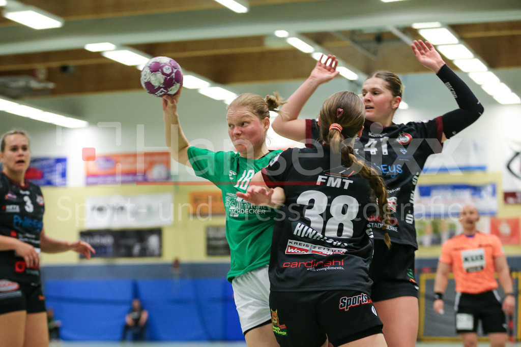 Handball, 2. Bundesliga Frauen, HL Buchholz 08-Rosengarten - SV Werder Bremen | v.li.: Denise Engelke (SV Werder Bremen, 18) beim Wurf, am Ball, Spielszene, Aktion, Action, Luisa Hinrichs (HL Buchholz 08-Rosengarten, 38) und Wiebke Meyer (HL Buchholz 08-Rosengarten, 41)