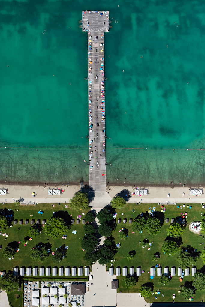 dr__0025950.jpg | KLAGENFURT 25.06.2019 Senkrecht- Luftbild aus der Satelliten- Perspektive vom Uferbereiche und Badesteg des Freibades Strandbad Klagenfurt in Klagenfurt in Kärnten, Österreich. // Vertical aerial view from the satellite perspective of the sandy beach areas on the Strandbad Klagenfurt in Klagenfurt in Kaernten, Austria. Foto: Daniel Reiter