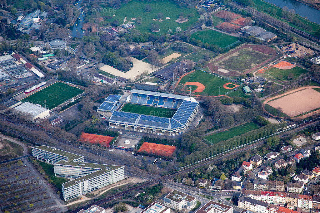 Luftbild: Luisenpark, Carl- Benz-Stadion im Ortsteil Oststadt in Mannheim im Bundesland Baden-Württemberg in Deutschland. Foto: IMG_076987.jpg vom 12.04.2015 durch Werner Riehm/FLY-FOTO.de