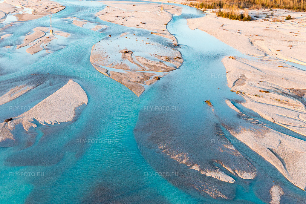 Vue aérienne: Vue de la ville à Carpacco dans le département Frioul-Vénétie Julienne, Italie. Photo: IMG_105594.jpg prise le 07/04/2018 par Werner Riehm/FLY-FOTO.eu – Résolution de l'original: 5472 x 3648 px