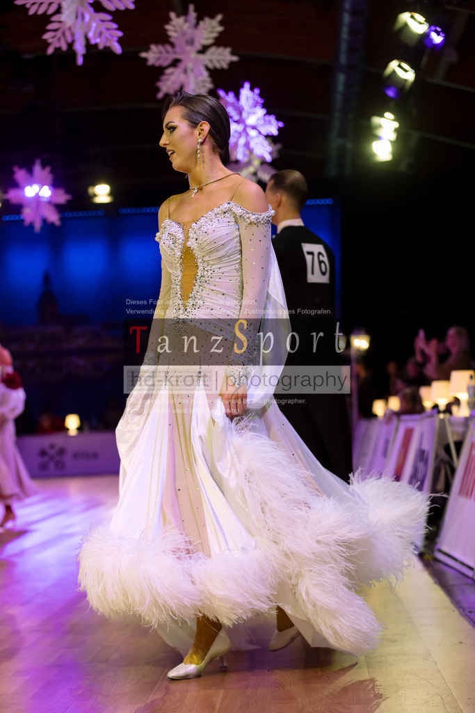 20241215_WDSF_Int_Open_Std-Riga-9588 | Tanzsportbilder, Standardtanz, Lateintanz, WDSF, DTV, LTVB, dancecomp, goc, hessen tanzt, blaues band der spree, walzer, tango, wiener walzer, slowfox, quickstepp, samba, rumba, cha-cha-cha, paso doble. jive, hd-kroft photography, turniertanzsport