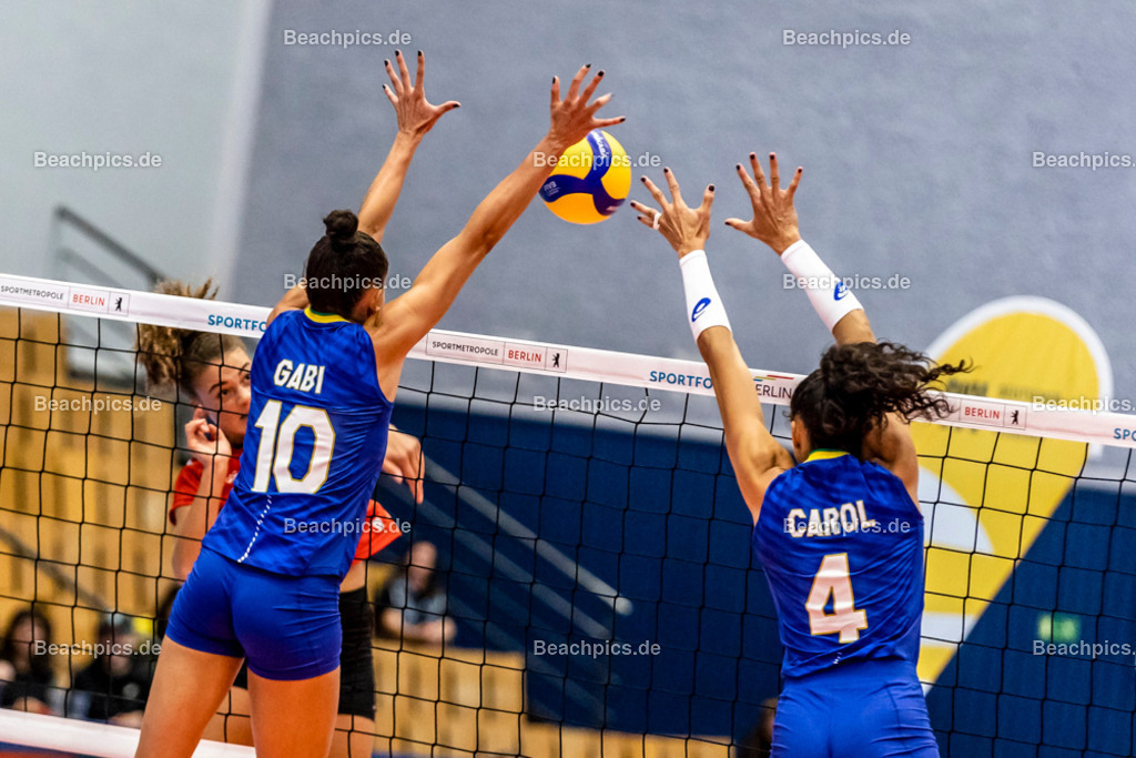 2022-00063341-Testspiel-Deutschland-Brasilien | Block Gabriela GUIMARAES #10 BRA und Ana CAROLINA SILVA #4 BRA gegen Angriff Kimberly DREWNIOK #8 (Diagonal) GER, 17.09.2022; Berlin Foto: Gerold Rebsch - www.beachpics.de
