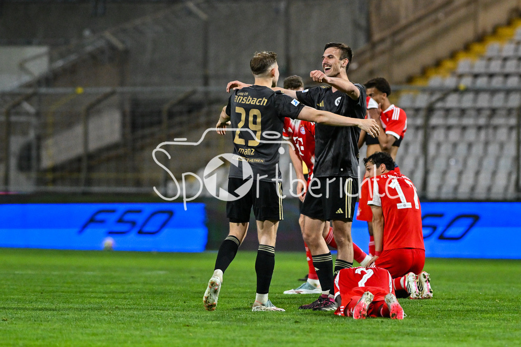 FC Bayern Amateure - SpVgg Ansbach | MUNICH, GERMANY - 17. APRIL: die Gäste jubeln nach dem Sieg in München nach dem Match zwischen den Amateuren des FC Bayern München und der SpVgg Ansbach am 29. Spieltag der Regionalliga Bayern im Grünwalder Stadion / Rko MANZ (SpVgg Ansbach 29) und Lukas OBERSEIDER (SpVgg Ansbach 15)