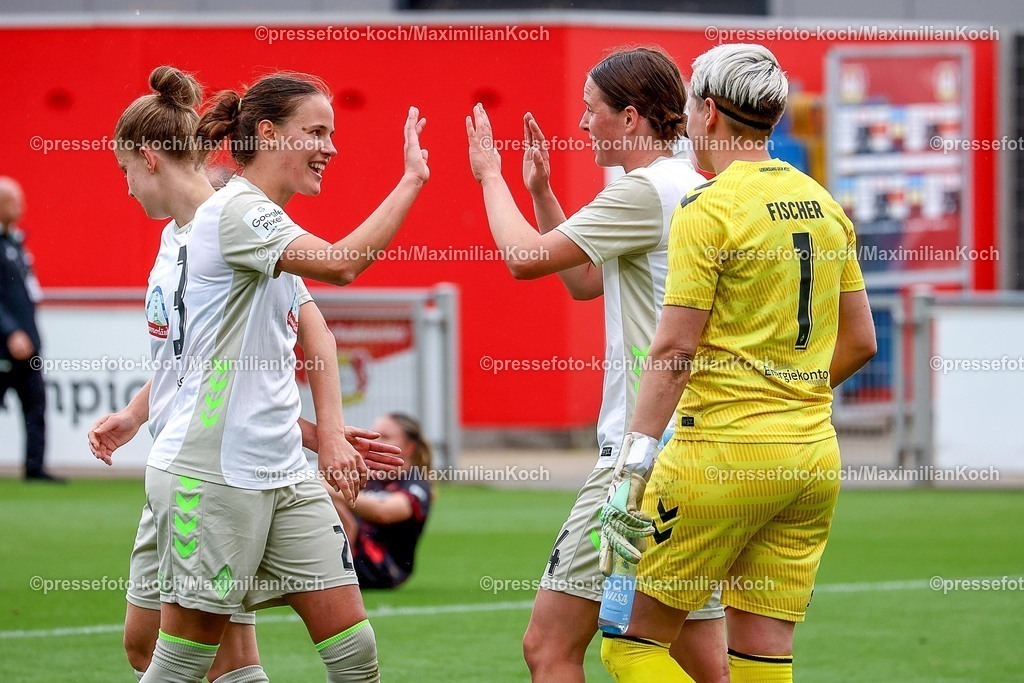xsscx17052601041 | 17.05.2026, xsscx, Frauen Fussball, Bayer 04 Leverkusen - Werder Bremen, 1. Fussball Bundesliga, 26. Spieltag, Ulrich-Haberland-Stadion, Saison 2025 2026: Die Mannschaft von Werder Bremen feiert ihren Sieg zum 1:3 mit Hanna Nemeth (Werder Bremen #23), Kaylie Ronan (Werder Bremen #4), Vanessa Fischer (Werder Bremen #1) DFB regulations prohibit any use of photographs as image sequences and or quasi-video. Photo: xSandraxScherningxPressefotoKochx