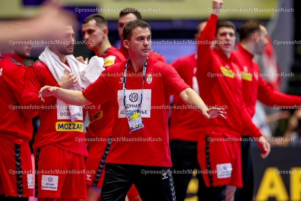 EHF17012602104 | 17.01.2026, Handball, Men's EHF EURO 2026, Deutschland - Serbien, Jyske Bank Boxen in Herning, Dänemark, Preliminary Round: Headcoach  Raul Gonzalez Gutierezz (Serbien #hc) gestikulierend am Spielfeldrand  