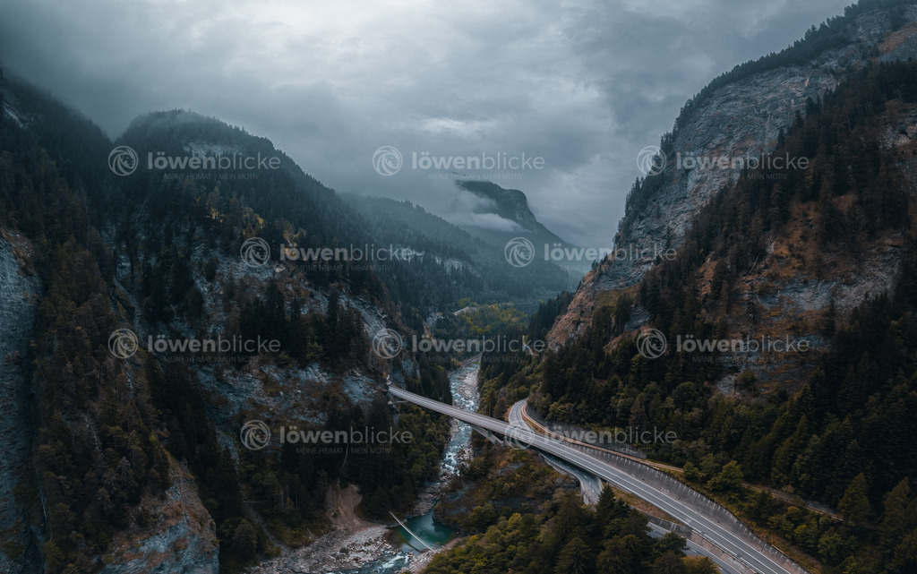 Vamala Schlucht in der Schweiz bei Wolken | löwenblicke | shop
