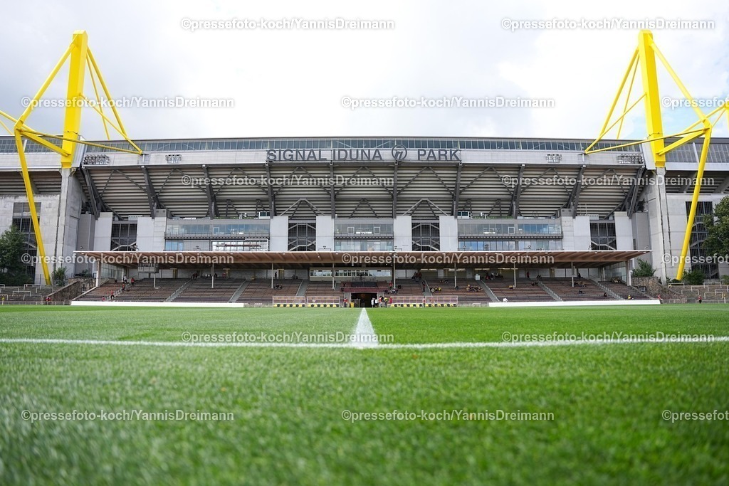 xydrx30082502011 | 30.08.2025, xydrx, Fußball, Regionalliga West, Borussia Dortmund II - Borussia Mönchengladbach II , Saison 2025 2026, Stadion Rote Erde: Übersichtsbild Haupttribüne, feature,