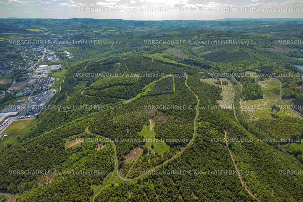 Sundern230504764 | Luftbild, Waldgebiet am Gewerbegebiet Stemeler Straße, Rundwanderweg des SGV Langscheid/Sorpesee, Hachen, Sundern, Sauerland, Nordrhein-Westfalen, Deutschland