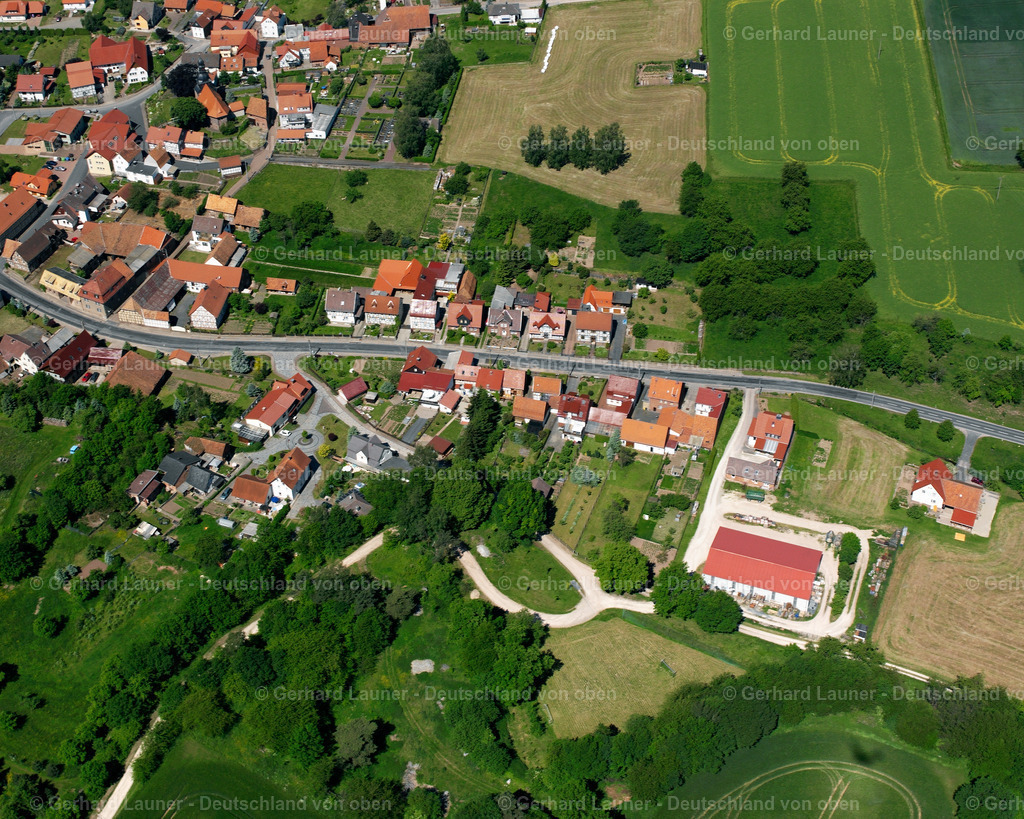 2634108 | LENTERODE 09.06.2006 Landwirtschaftliche Nutzflächen und Feldgrenzen  umsäumen das Siedlungsgebiet des Dorfes in Lenterode im Bundesland Thüringen, Deutschland // Agricultural land and field boundaries surround the settlement area of the village  in Lenterode in the state Thuringia, Germany Foto: Gerhard Launer