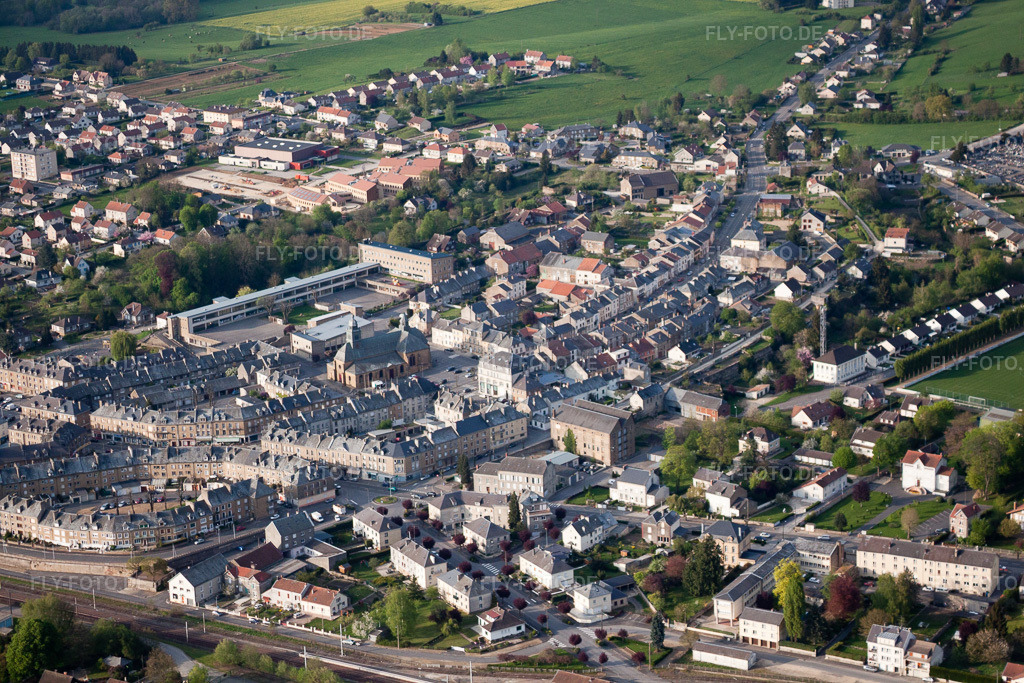 Luftbild: Ortsansicht in Carignan im Bundesland Ardennes in Frankreich. – Foto: IMG_39795.jpg vom 16.04.2011 durch Werner Riehm/FLY-FOTO.de – Auflösung des Originals: 4752 x 3168 px