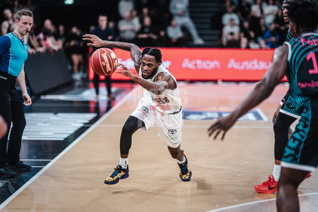 Basketball | Männer | Saison 2023/2024 | easyCredit Basketball Bundesliga | Veolia Towers Hamburg vs. Telekom Baskets Bonn | 03.02.2024 | Aljami Durham (#42, Veolia Towers Hamburg) hechtet dem Ball nach
