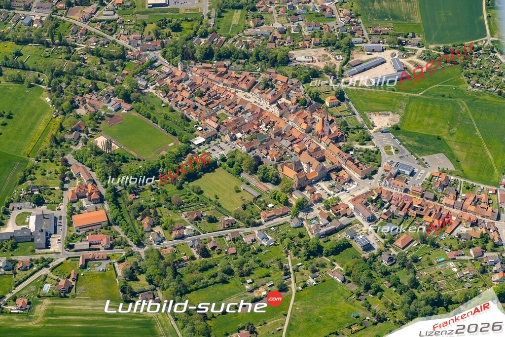 Das Luftbild der Stadt Römhild wurde 2022 vom Flugzeug heraus erstellt (keine Drohnen-Aufnahmen) Aufnahmehöhe ca.450 Meter- hohe Bildauflösung und Druck-Qualität. Garantiert!