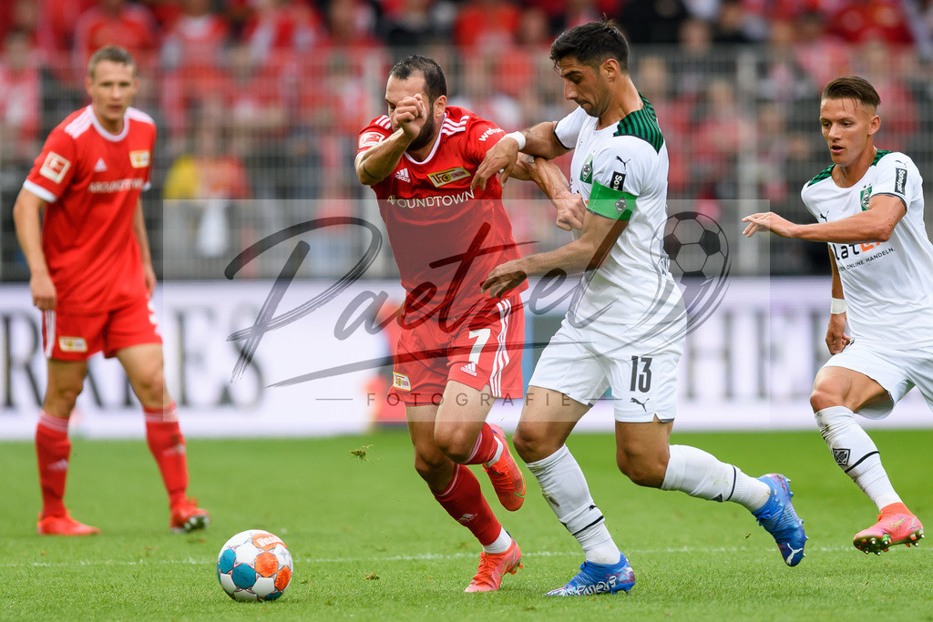 FCUBMG20210829_139 | Fussball, Herren: Levin Oeztunali (1.FC Union Berlin) und Lars Stindl (Borussia Moenchengladbach) im Zweikampf beim Spiel der 1. Bundesliga zwischen 1. FC Union Berlin und Borussia Moenchengladbach im Stadion An der Alten Foersterei am 29.08.2021 in Berlin, Deutschland. - Realisiert mit Pictrs.com