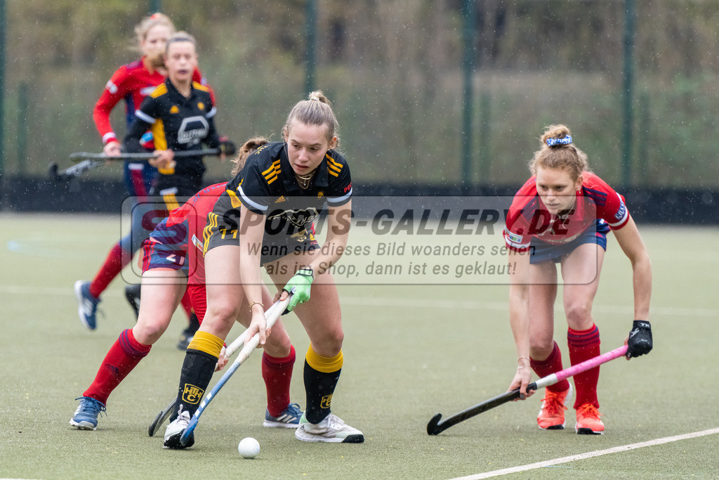 HK_20230401_106648 | 1. Bundesliga Damen Düsseldorfer HC - Harvestehuder THC  am 1.4.2023 DHC Düsseldorf, Düsseldorf , Schlüter Henriette ( Harvestehuder THC #11 ) , Maike Schaunig ( Düsseldorfer HC #21 )