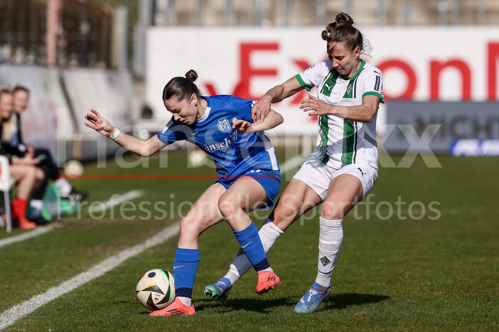 Fussball, 2. Frauen-Bundesliga, SV Meppen - Borussia Mönchengladbach | v.li.: Sonja Lux (SV Meppen, 15) und Yvonne Zielinski (Borussia Möchengladbach, 17) im Zweikampf, Duell, Dynamik, Aktion, Action, Spielszene, DIE DFB-RICHTLINIEN UNTERSAGEN JEGLICHE NUTZUNG VON FOTOS ALS SEQUENZBILDER UND/ODER VIDEOÄHNLICHE FOTOSTRECKEN. DFB REGULATIONS PROHIBIT ANY USE OF PHOTOGRAPHS AS IMAGE SEQUENCES AND/OR QUASI-VIDEO.