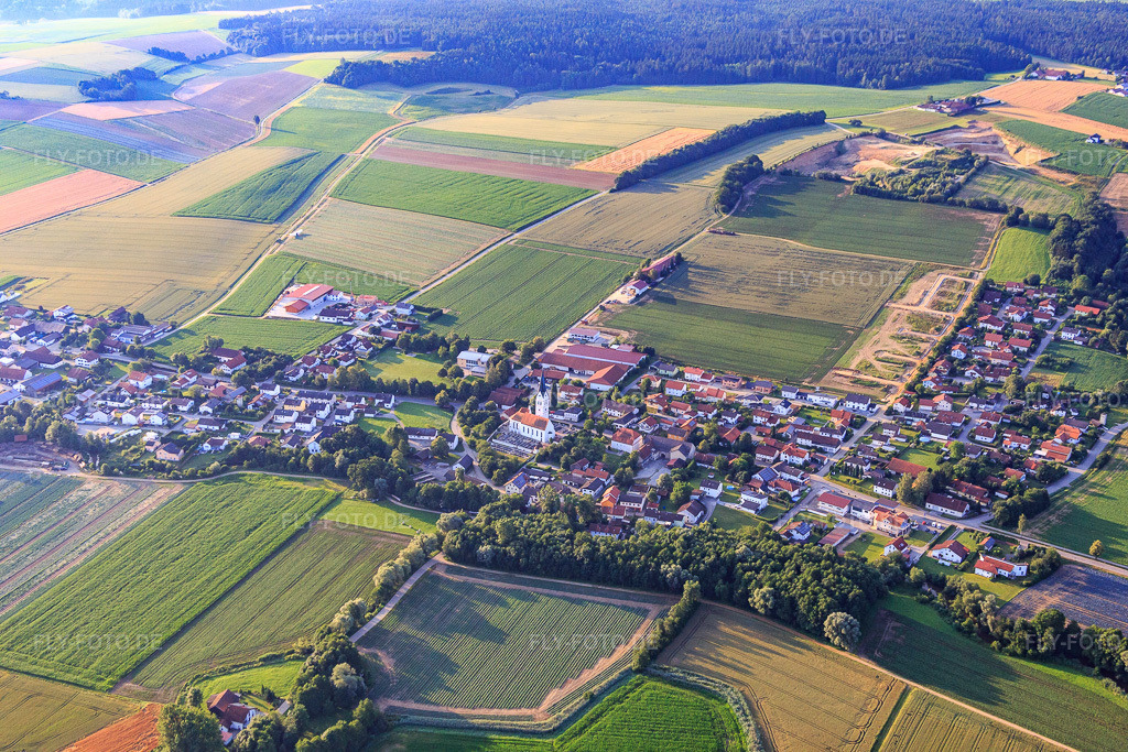 Luftbild: Dorfansicht aus Nordwesten mit Kirche Mariä Himmelfahrt im Ortsteil Oberhausen in Reisbach im Bundesland Bayern in Deutschland. Foto: IMG_090443.jpg vom 02.07.2016 durch Werner Riehm/FLY-FOTO.de