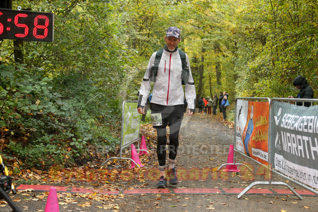 251026_1327_EX1_3505 | Sportfotografie im Rhein-Sieg Kreis, Köln, Bonn, NRW, Rheinland Pfalz, Hessen, etc. Unser Tätigkeitsfeld umfasst den Laufsport vom Volkslauf über den Marathon, Duathlon, Triathon bis zum Ultralauf wie Kölnpfad Ultra oder Schindertrail.