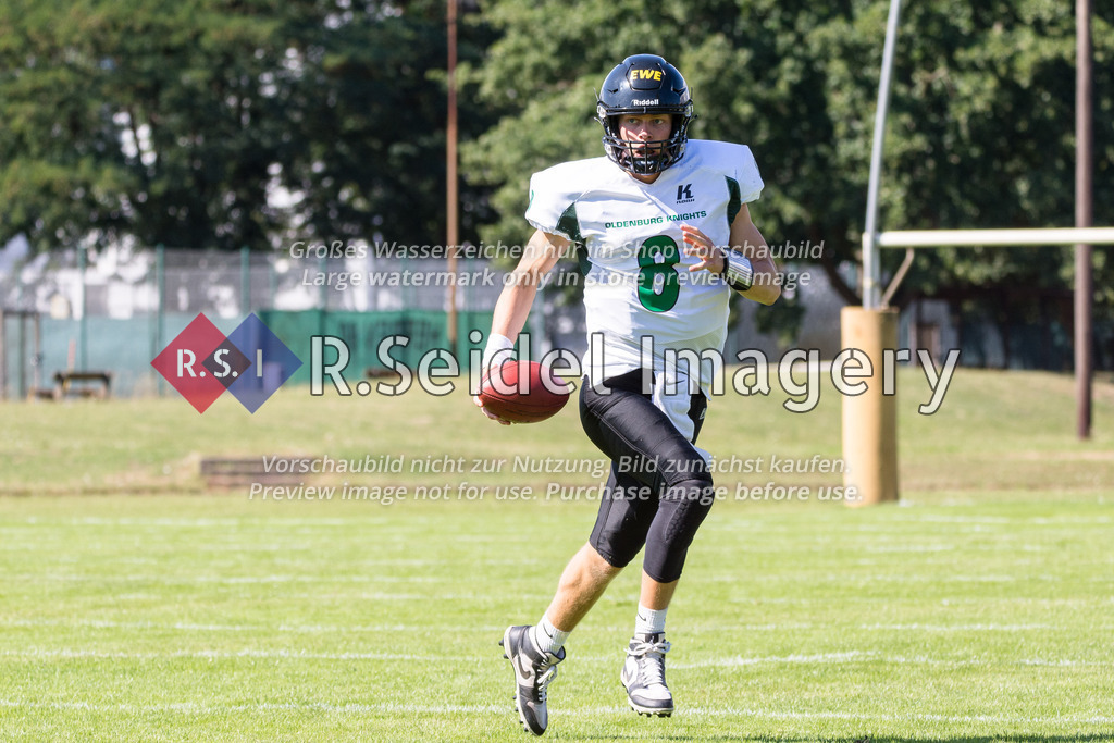 American Football, Saison 2022, Regionalliga Nord, Hamburg Blue Devils - Oldenburg Knights, Dr.-Hermann-Schnell-Sportplatz (Hamburg), 06.08.2022, 07. Gameweek | Murdock Rutledge (#8, Oldenburg) läuft selbst mit dem Ball ins Aus
