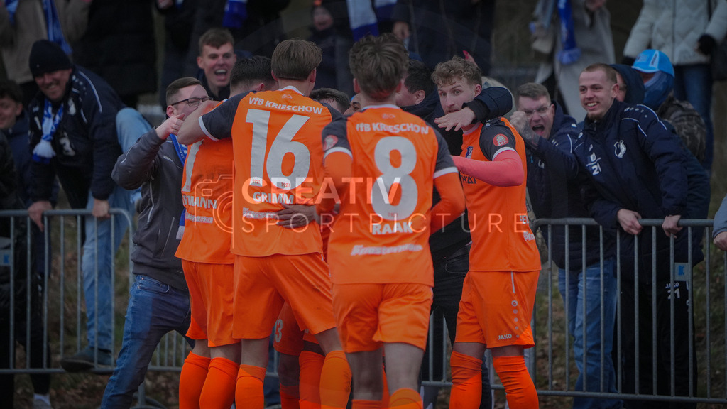 Fußball, Herren, Saison 2025/2026, Landespokal Brandenburg, Halbfinale, RSV Eintracht 1949 vs. VfB 1921 Krieschow, Samstag 28.03.2026, Sportplatz-Heinrich-Zille-Straße | Fußball, Herren, Saison 2025/2026, Landespokal Brandenburg, Halbfinale, RSV Eintracht 1949 vs. VfB 1921 Krieschow, Samstag 28.03.2026, Sportplatz-Heinrich-Zille-Straße, Im Bild: Jubel des VfB Krieschow nach dem Führungstreffer zum 2:0. - Realisiert mit Pictrs.com