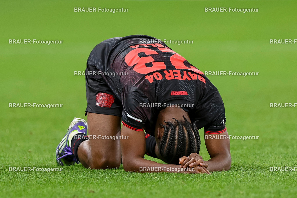 Bayer 04 Leverkusen vs Eintracht Frankfurt - Bundesliga  | Leverkusen, Deutschland, 12.09.25:   Nathan Tella (Bayer 04 Leverkusen) liegt verletzt am Boden waehrend des Spiels der Bundesliga zwischen  Bayer 04 Leverkusen vs Eintracht Frankfurt in der BayArena(Foto von Brauer-Fotoagentur / Adrian Schlueter)