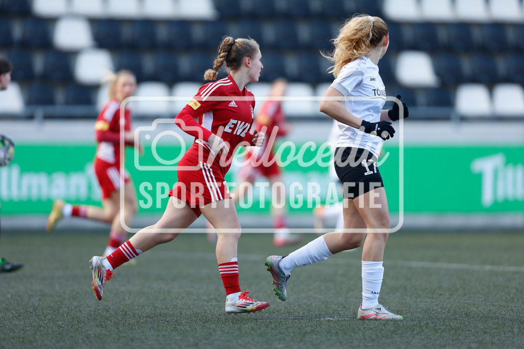Fußball I Frauen I Saison 2025-2026 I Testspiel I FSV Gütersloh - SpVg Aurich-16 | Ana-Carolin Hoffmann (20, SpVg Aurich) Clara Koepke (17, FSV Gütersloh) - Realisiert mit Pictrs.com