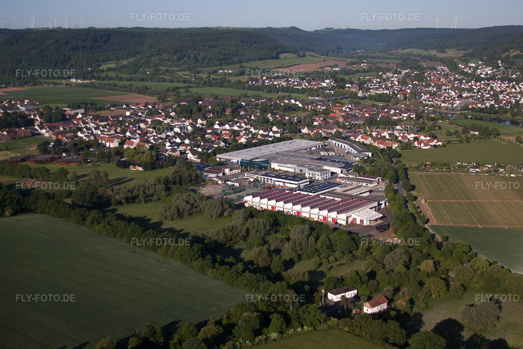 Luftbild: Ortsansicht der Straßen und Häuser der Wohngebiete in Lauenförde im Bundesland Niedersachsen in Deutschland. Foto: IMG_65596.jpg vom 25.05.2014 durch Werner Riehm/FLY-FOTO.de