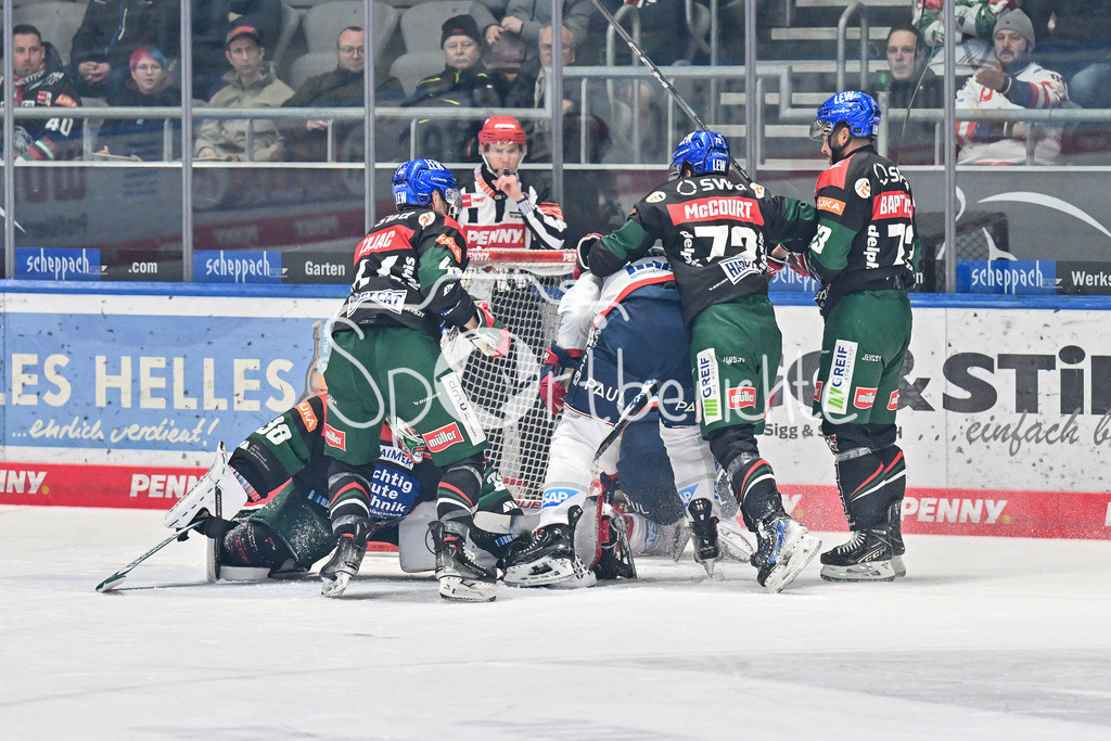 Augsburger Panther - Adler Mannheim | in dieser Sezen raeumt Riley McCOURT (Augsburger Panther #72) vor dem Tor von Strauss MANN (Augsburger Panther #38) auf / fight / DEL: Augsburger Panther - Adler Mannheim, Curt Frenzel Stadion am 16.02.2025