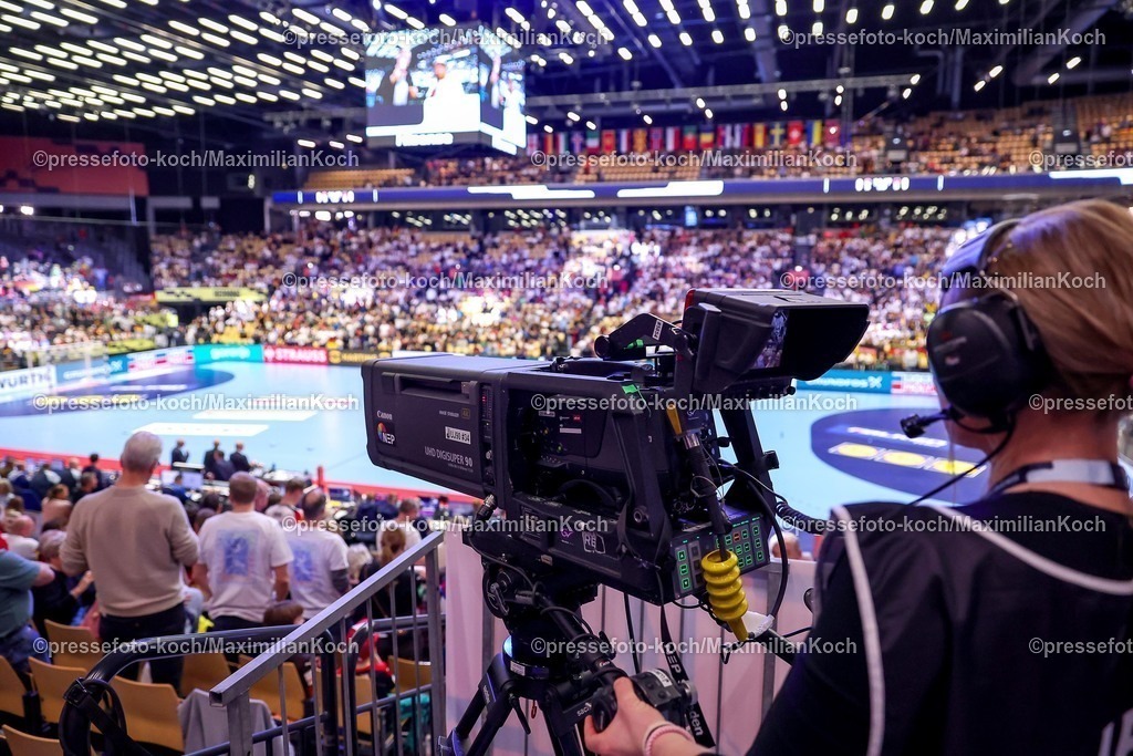 EHF17012602100 | 17.01.2026, Handball, Men's EHF EURO 2026, Deutschland - Serbien, Jyske Bank Boxen in Herning, Dänemark, Preliminary Round: Fernsehkamera Symbolbild Handballübertragung Übertragungsrechte Sendezeiten Sendezeit Kamera Kamerafrau Kameramann 