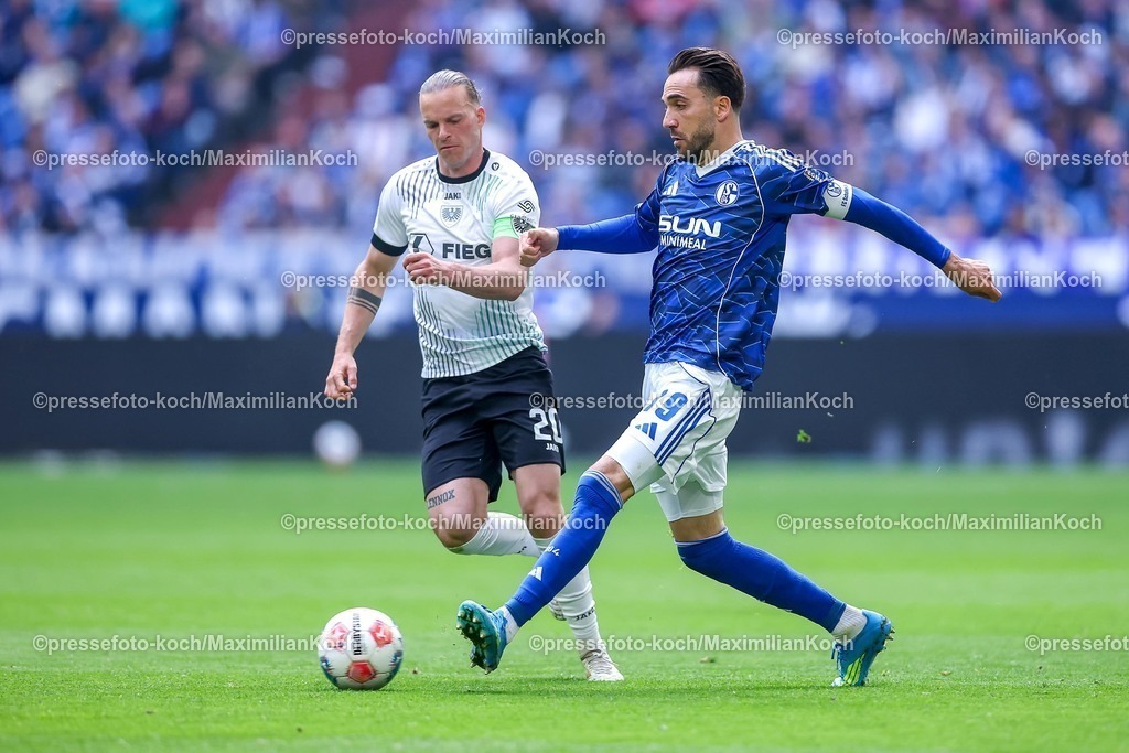 S0419042601048 | 19.04.2026, Fußball, FC Schalke 04 - SC Preußen Münster, 30. Spieltag, 2. Fußball Bundesliga, Veltins-Arena Gelsenkirchen, Saison 2025 2026: Kenan Karaman&nbsp;&nbsp;(Schalke04 #19) im Zweikampf gegen  Jorrit Hendrix&nbsp;(Preussen Muenster #20)  DFB regulations prohibit any use of photographs as image sequences and or quasi-video.
