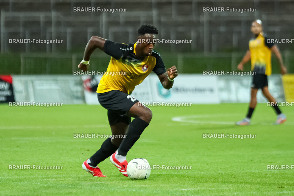 SB_KFCBAU_20250815_6102.JPG -  - KFC Uerdingen - SF Baumberg - Oberliga Niederrhein | Krefeld, Deutschland, 15.08.25: Kingsley Helmut Marcinek (KFC Uerdingen) in Aktion, am Ball, Einzelaktion während des Oberliga Niederrhein Spiels zwischen KFC Uerdingen - SF Baumberg in der Grotenburg Stadion am 15. August 2025 in Krefeld, Deutschland. (Foto von Stefan Brauer/Brauer-Fotoagentur)