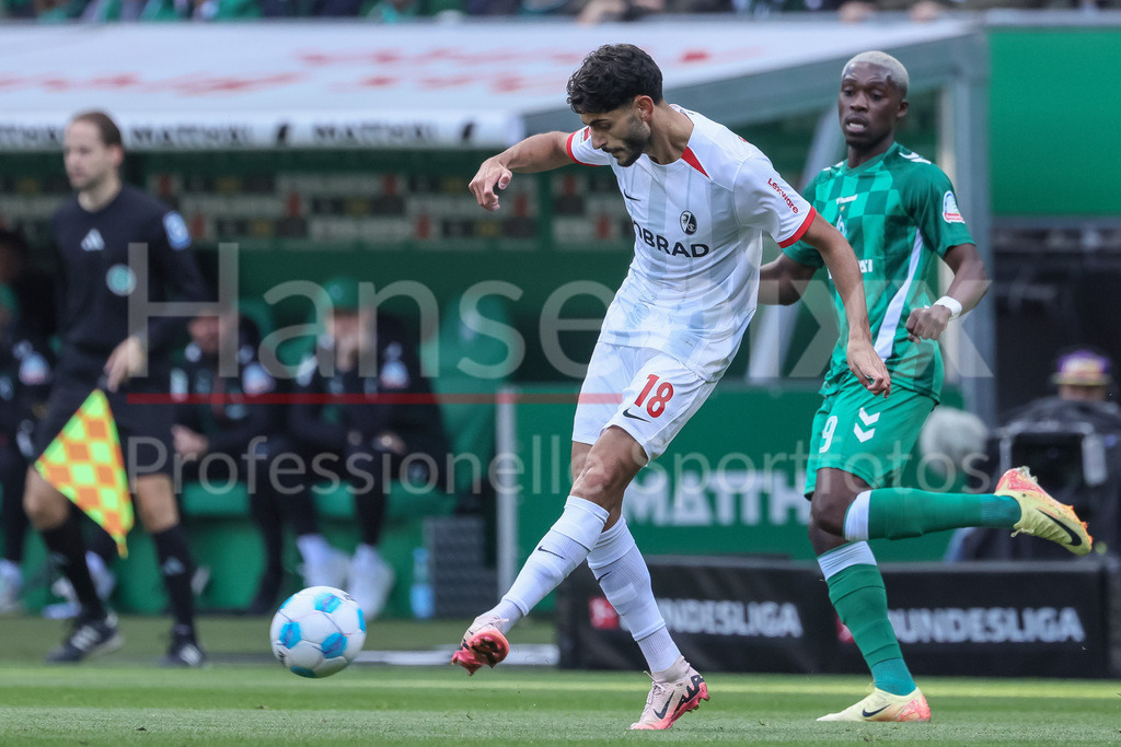 Fussball, Bundesliga, SV Werder Bremen - SC Freiburg | v.li.: Eren Dinkci (SC Freiburg, 18) am Ball, Einzelbild, Ganzkörper, Aktion, Action, Spielszene, DIE DFL-RICHTLINIEN UNTERSAGEN JEGLICHE NUTZUNG VON FOTOS ALS SEQUENZBILDER UND/ODER VIDEOÄHNLICHE FOTOSTRECKEN. DFL REGULATIONS PROHIBIT ANY USE OF PHOTOGRAPHS AS IMAGE SEQUENCES AND/OR QUASI-VIDEO.