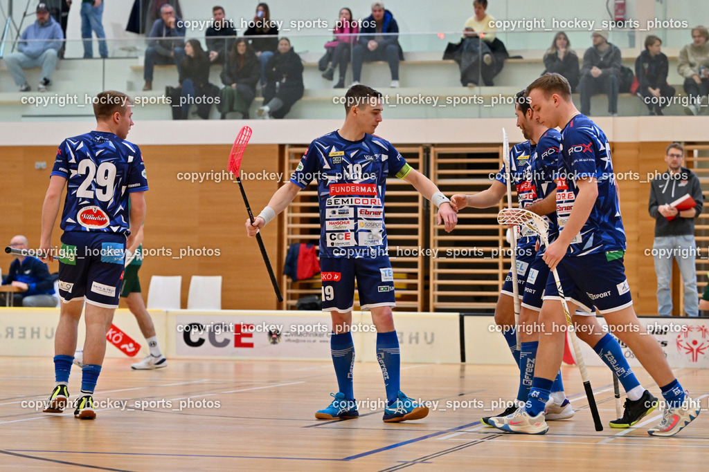 VSV Unihockey vs. FBC Dragons | Jubel VSV Unihockey Mannschaft, #29 Anze Brajic VSV Unihockey, #19 Philipp Seiser VSV Unihockey, #25 Jan Blazic VSV Unihockey,  VSV Unihockey vs. FBC Dragons, VSV Unihockey vs. FBC Dragons am 22.12.2024 in Villach (Ballspielhalle St. Martin), Austria, (Photo by Bernd Stefan)