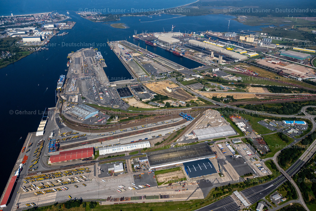4061990 | ROSTOCK 08.09.2021 Hafenanlagen am Ufer des Hafenbeckens des Seehafen der ROSTOCK PORT GmbH im Ortsteil Peez in Rostock an der Ostseeküste im Bundesland Mecklenburg-Vorpommern, Deutschland. Weiterführende Informationen bei: Euroports Germany GmbH &amp; Co. KG,  Liebherr-International Deutschland GmbH,  ROSTOCK PORT GmbH. // Port facilities on the shores of the harbor of of Seehafen of ROSTOCK PORT GmbH in the district Peez in Rostock at the baltic coast in the state Mecklenburg - Western Pomerania, Germany. Further information at: Euroports Germany GmbH &amp; Co. KG,  Liebherr-International Deutschland GmbH,  ROSTOCK PORT GmbH. Foto: Gerhard Launer