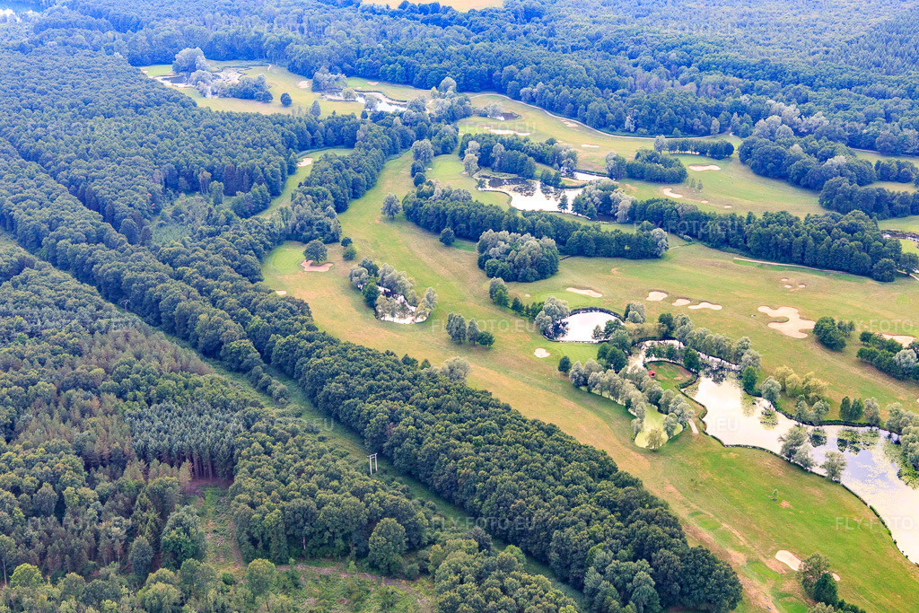 Vue aérienne: Étangs et greens du club de golf de Baden-Baden Soufflenheim à Soufflenheim dans le département Bas Rhin, France – .Photo: IMG_107882.jpg prise le 14/06/2018 par Werner Riehm/FLY-FOTO.eu – Résolution de l'original: 5472 x 3648 px