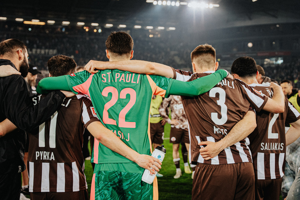_STP2815 | Der offizielle Shop für FC St. Pauli Fotos. Wähle aus Spielszenen & Fanmomenten dein FCSP Wunschformat. Wir liefern Millerntor-Atmosphäre.