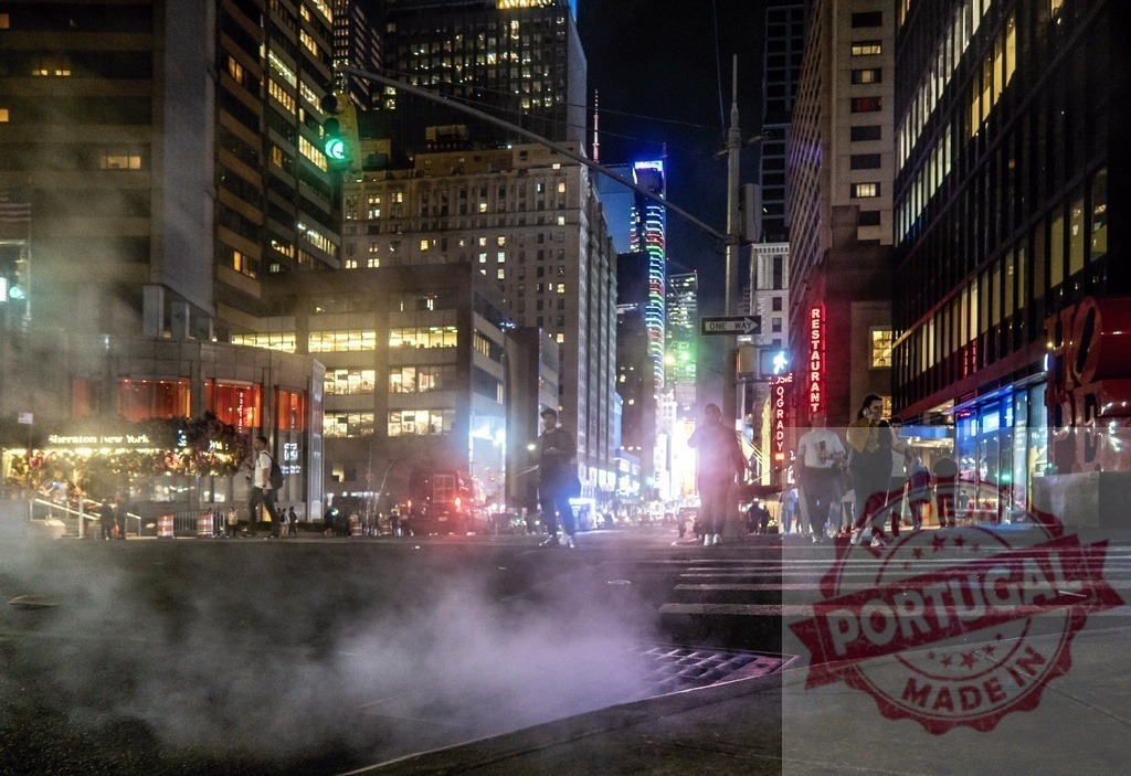 Steam rising from a manhole in Midtown Manhattan at night | Pedestrians crossing street with steam coming out of manhole at night in Midtown Manhattan, New York City - Realized with Pictrs.com