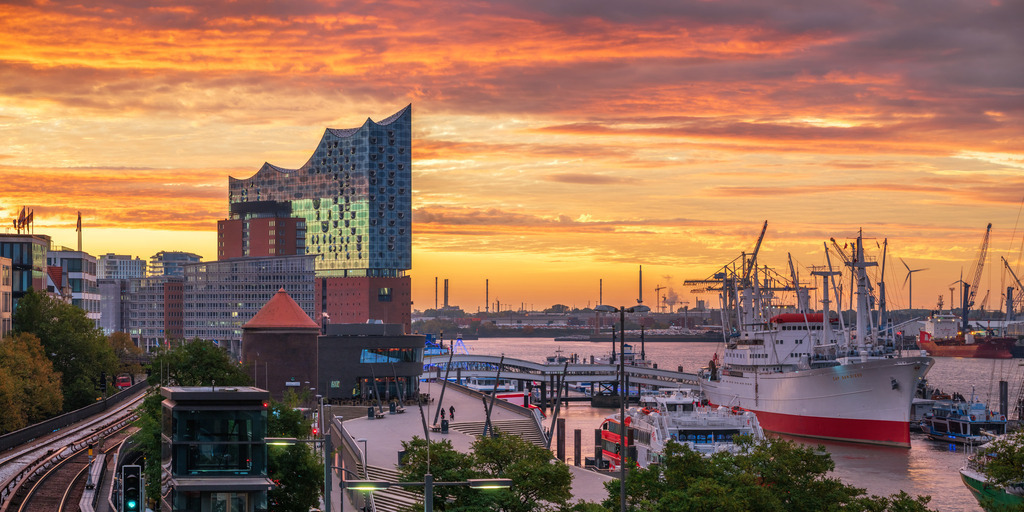 10251006 - Magisches Morgenrot | Blick auf die Elbphilharmonie und die Cap San Diego während eines wunderschönen Sonnenaufgangs.