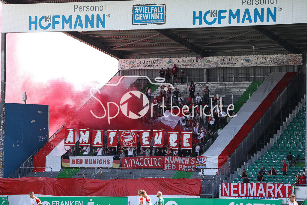 SpVgg Greuther Fürth II - FC Bayern Amateure | Die Fans der Bayern Amateure unterstuetzen ihr Team in Fuerth / Zuschauer / Ultras / Choreo / Choreographie/ Pyrotechnik / Pyro