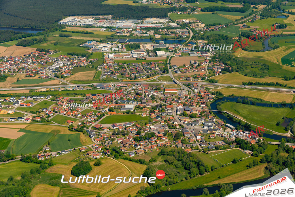 Das Luftbild zeigt : Mitterdorf Roding - Die Luftaufnahme wurde 2024 vom UL-Flugzeug aus erstellt ( keine Drohne ) - Hochauflösende Luftaufnahme - Für grossformatige Ausdrucke geeignet. Die Geschenkidee !Mit Lizenz und Bildrechte bestellbar