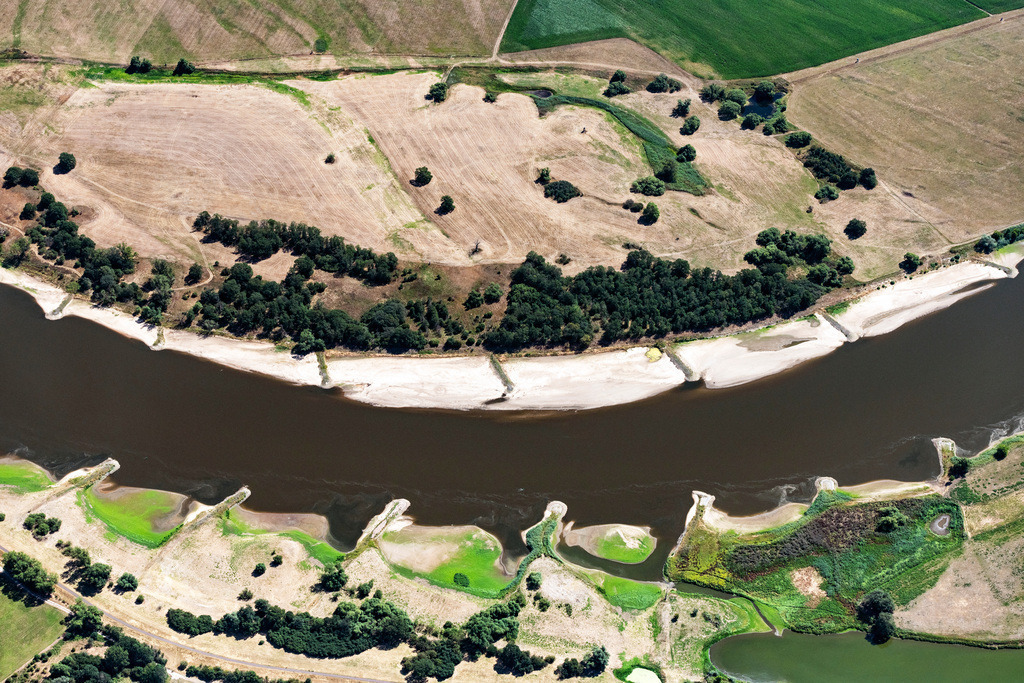 dr__0030253.jpg | JERICHOW 24.07.2019 Sand- Aufspülungen und Ablagerungen an der Buhnen- Landschaft der Uferbereiche der Elbe des Niedrigwasser- Pegels- Flussverlaufes in Jerichow im Bundesland Sachsen-Anhalt, Deutschland. // Groyne head of the of the River Elbe river course in Jerichow in the state Saxony-Anhalt, Germany. Foto: Daniel Reiter