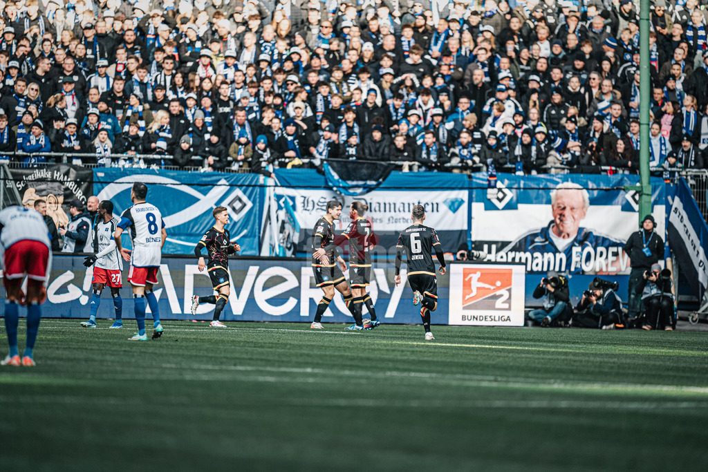 Fußball | Männer | Saison 2023/2024 | 2. Fußball-Bundesliga | 19. Spieltag | Hamburger SV vs. Karlsruher SC | 28.01.2024 | Der KSC jubelt über das erste Tor des Spiels von Igor Matanovic (#9, Karlsruher SC)