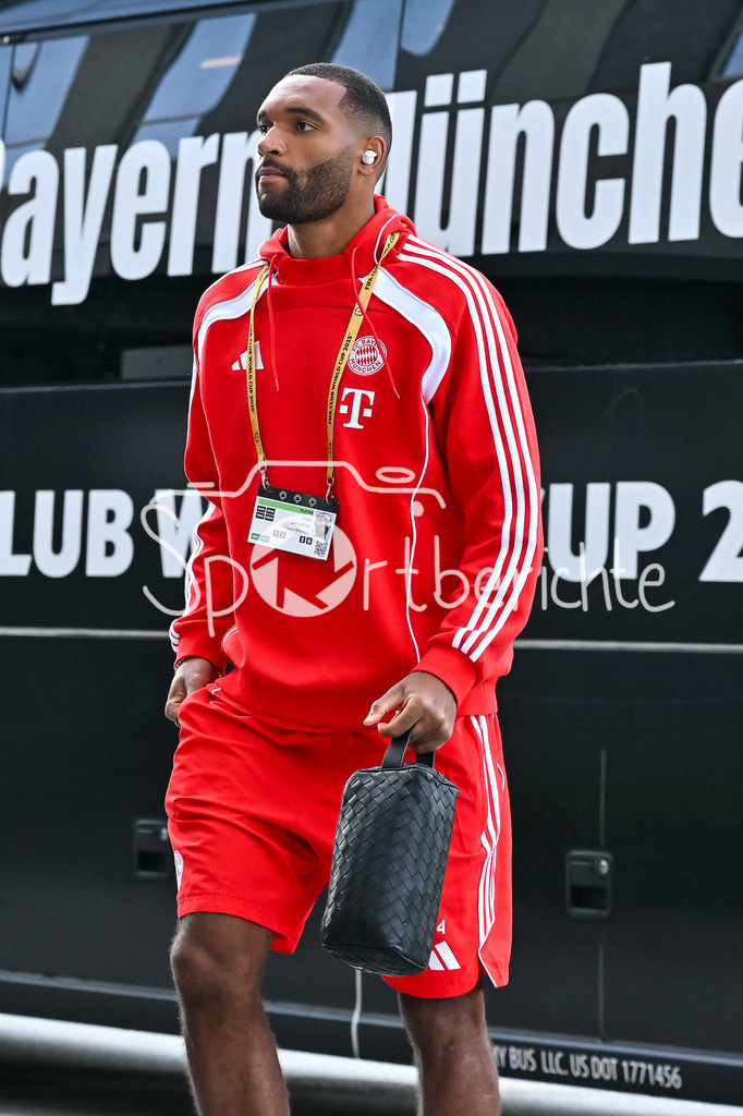 Paris Saint Germain - FC Bayern München | Im Bild Jonathan TAH (FC Bayern Muenchen 4) bei der Teamankuft vor dem Spiel / Einzelfoto / Freisteller / FIFA Club World Cup: Paris Saint Germain - FC Bayern Muenchen, Mercedes Benz Stadium am 05.07.2025 / NOT FOR SALE IN USA