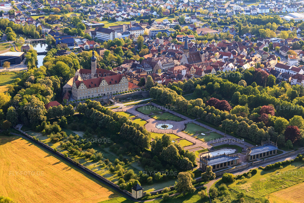 Luftbild: Schloss und Schlossgarten Weikersheim (Schloss des Grafen Wolfgang von Hohenlohe aus dem 17. Jh. mit prachtvollem Rittersaal und Garten mit Statuen.) in Weikersheim im Bundesland Baden-Württemberg in Deutschland. Foto: IMG_146391.jpg vom 10.05.2025 durch Werner Riehm/FLY-FOTO.deKulturschätze BW - Allgemeine Nachrichten und Kulturbeiträge