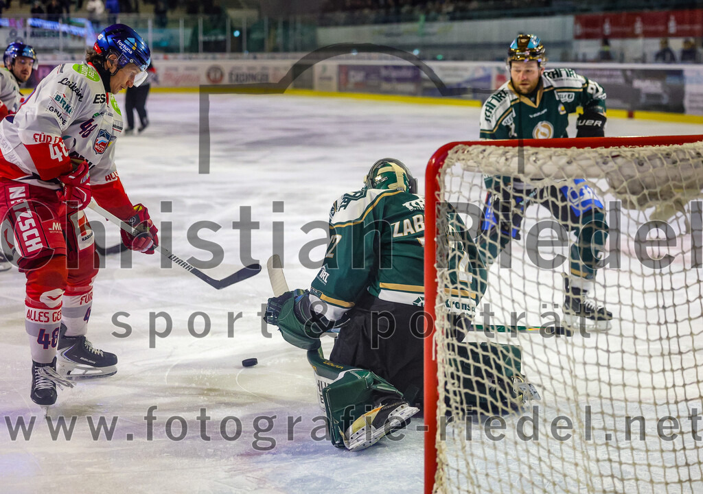 2025-11-16_042_TSV_Erding_gegen_Selber_Woelfe | Erding, Deutschland, 16.11.2025:Eishockey, Oberliga Süd 2025 / 2026, 17. Spieltag, TSV Erding gegen Selber Wölfe, Endergebnis: 3:1Niko Lahtinen (Selber Wölfe, #48), Torwart David Zabolotny (Erding Gladiators, #72), Grady Hobbs (Erding Gladiators, #22)Foto: Christian Riedel / fotografie-riedel.net