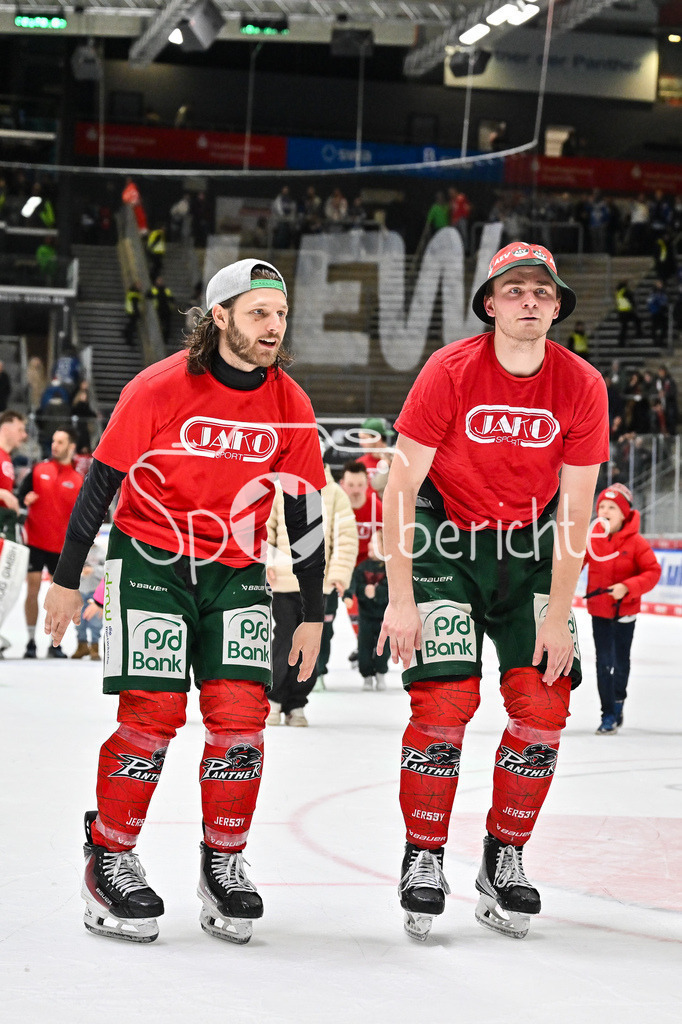 Augsburger Panther - Schwenninger Wild Wings | AUGSBURG, GERMANY - 02. JANUARY: das Team der Panther feiert zusammen mit den Fans den wichtigen Heimsieg gegen die Wild Wings nach dem Match zwischen den Augsburger Panthern und den Schwenninger Wild Wings am 35. Spieltag der Penny DEL im Curt Frenzel Stadion / Anthony LOUIS (Augsburger Panther 18), Alexander BLANK (Augsburger Panther 26)